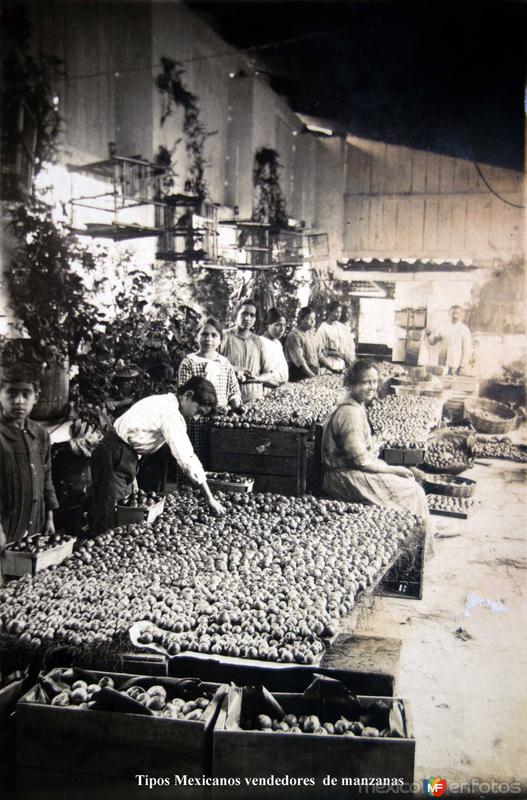 Tipos Mexicanos vendedores de manzanas.