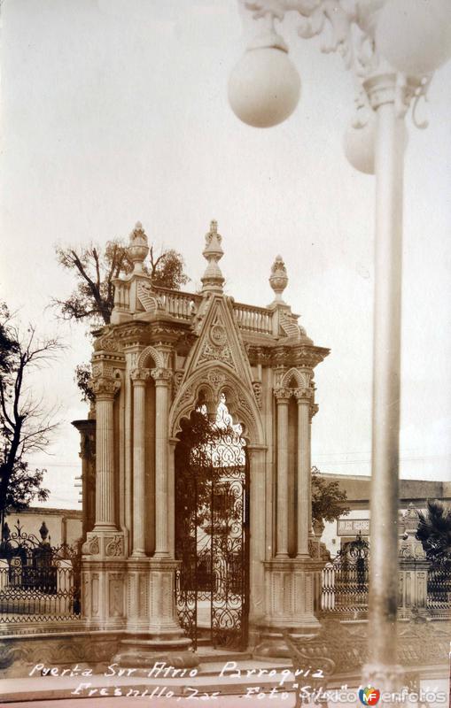 Puerta sur y atrio de La Parroquia.