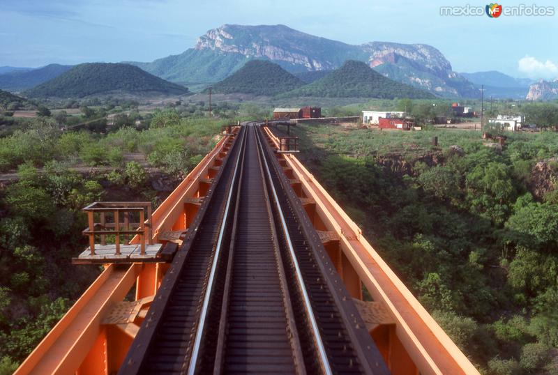 Puente en los límites de Chihuahua y Sinaloa, Ferrocarril Chihuahua al Pacífico (1976)