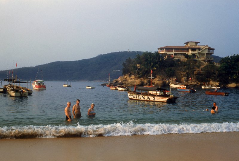 Bañistas y Casa de Ávila Camacho (1954)