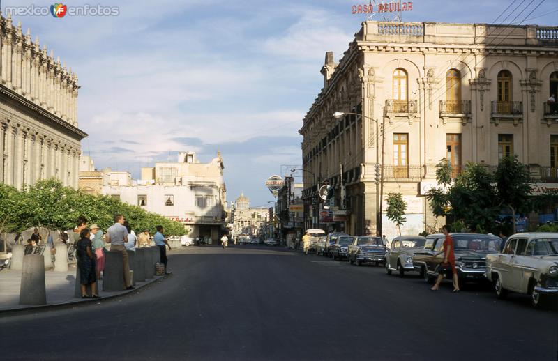 Calle Morelos, con el Hospicio Cabañas, al fondo (1967)