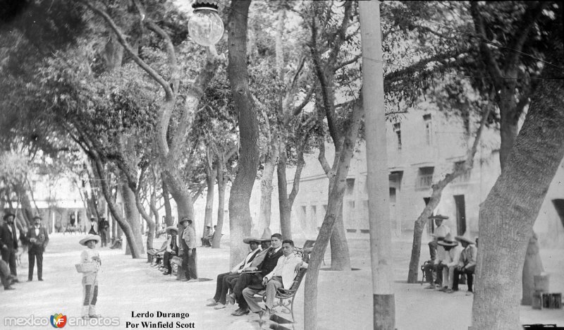 Descansando en la Plaza por Fotógrafo Winfield Scott.