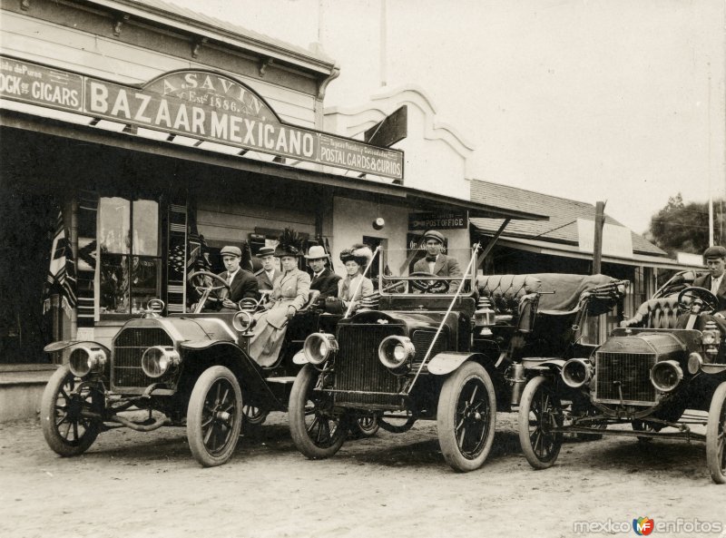 Autos frente al Bazaar Mexicano A. Savin (c. 1915)