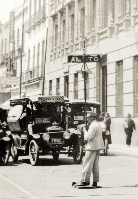 Agente vial y transporte público