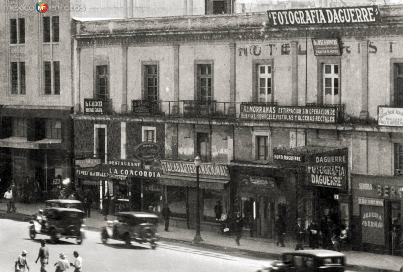 Comercios en Avenida Juárez, frente a la Alameda Central