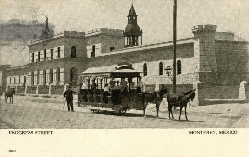 Tranvía de mulas frente a la Penitenciaría de Monterrey