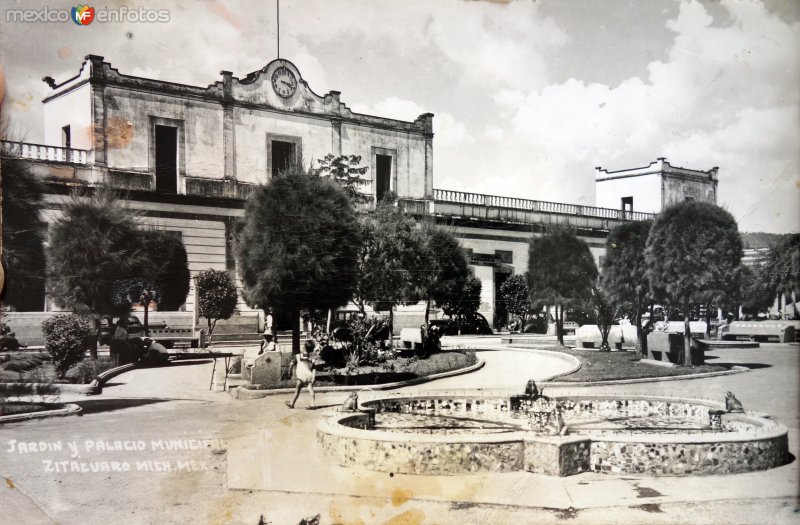 Jardin y Palacio Municipal.