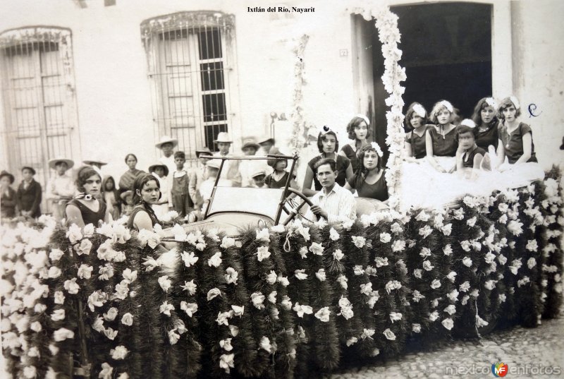 Carro alegorico en Desfile de Carnaval.