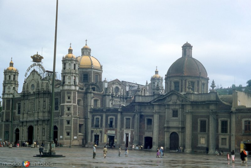 La Villa de Guadalupe  en una tarde lluviosa Ciudad de México.