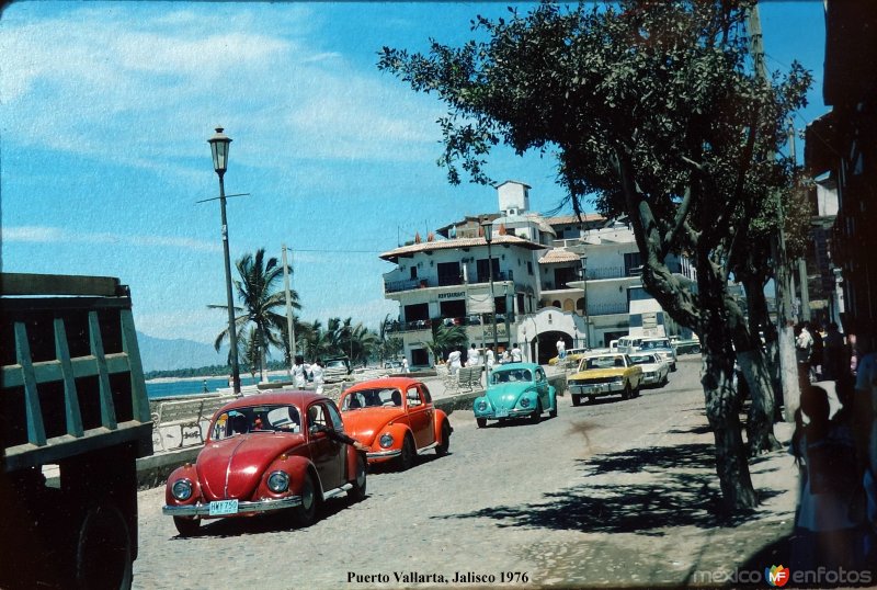 Escena callejera de Puerto Vallarta, Jalisco 1976 .