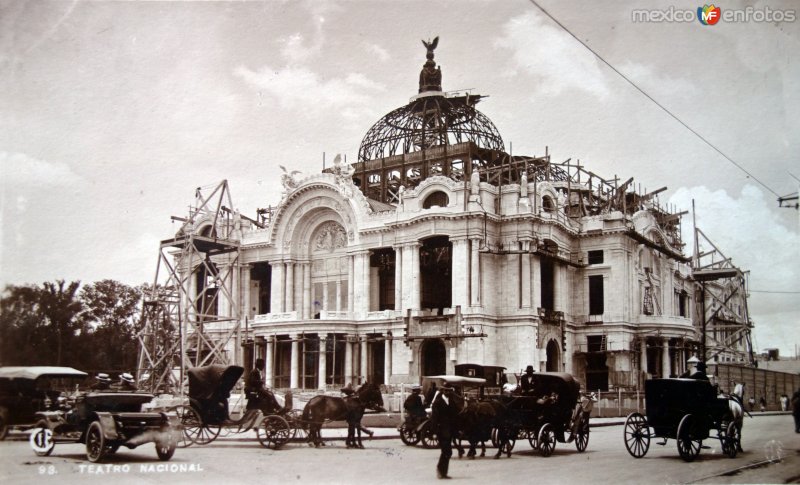 El Teatro Nacional en plena construccion.