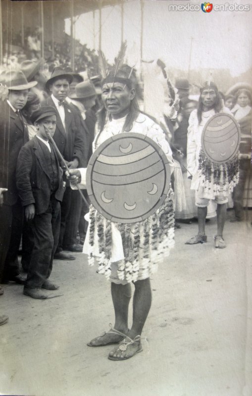 Representacion Azteca durante el desfile del Centenario 16 de Septiembre de 1910.