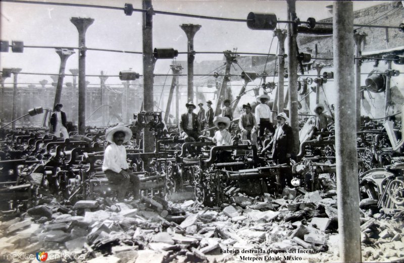 Fabrica destruida despues del Incendio  Metepec, Edo de México ( Fechada el 14 de Marzo de 1913 ).