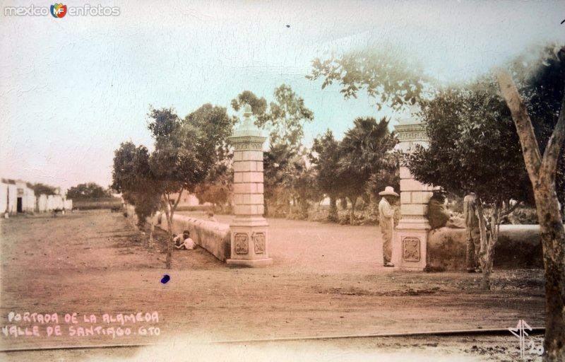 Fotos de Valle de Santiago, Guanajuato, México: Portada de La Alameda. ( Circulada el 23 de Mayo de 1948 ).