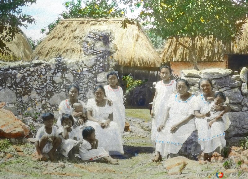 Una familia Maya ( Fechada en 1925 ).