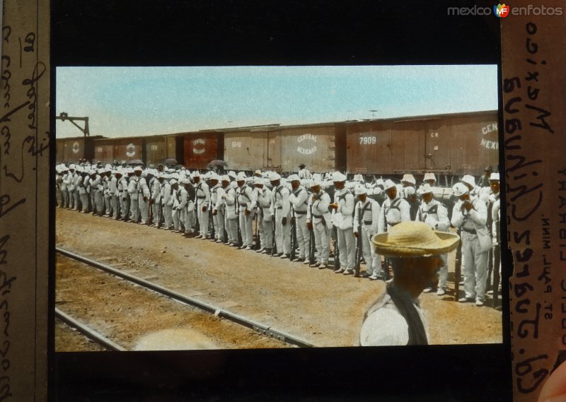 Soldados en una estacion ferroviaria.