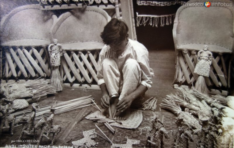 Industria nacional fabricacion de juguetes de hoja de palma por el fotografo HUGO BREHME.