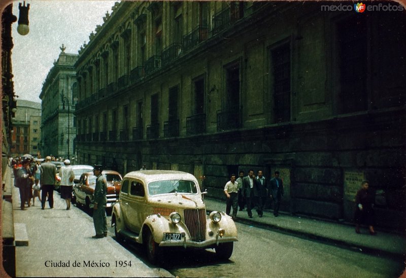 A un costado del Palacio Nacional Ciudad de México 1954..