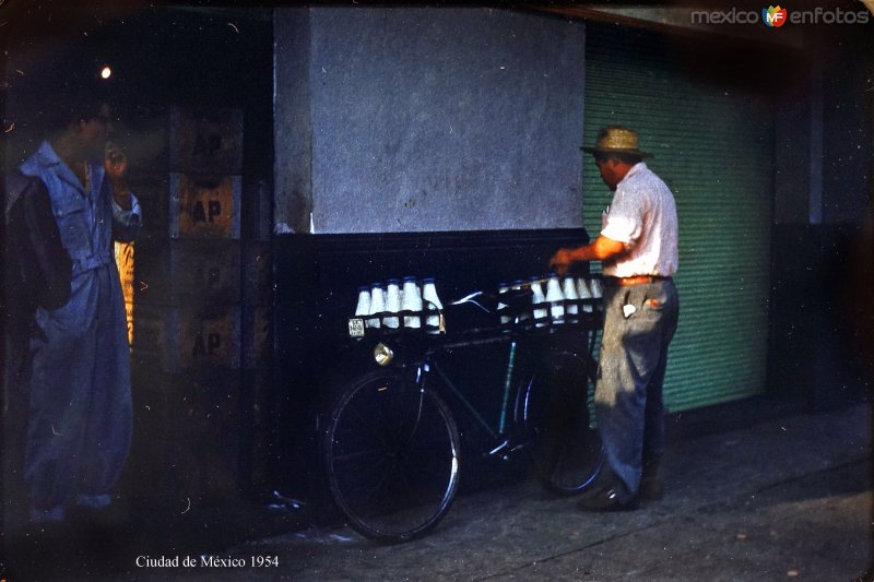 Tipos Mexicanos vendedor de leche Ciudad de México 1954..