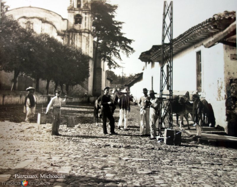 Escena callejera  en Pátzcuaro, Michoacán.