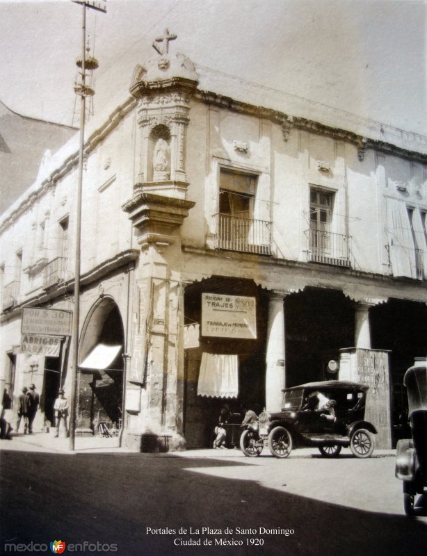 Portales de La Plaza de Santo Domingo  Ciudad de México 1920