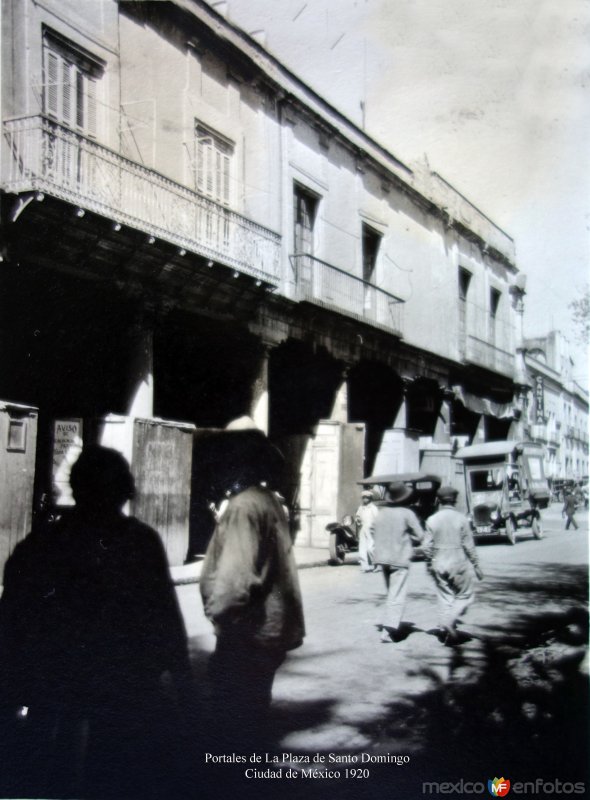 Portales de La Plaza de Santo Domingo  Ciudad de México 1920