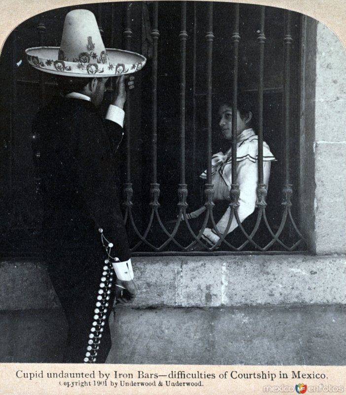 Tipos Mexicanos noviando atravez de la ventana 1901.