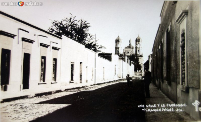 Una calle y La Parroquia.