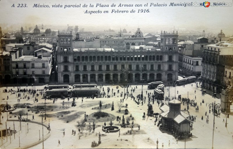 Vista parcial de La Plaza de Armas con el Palacio Municipal aspecto en Febrero de 1916 por el Fotógrafo Félix Miret.