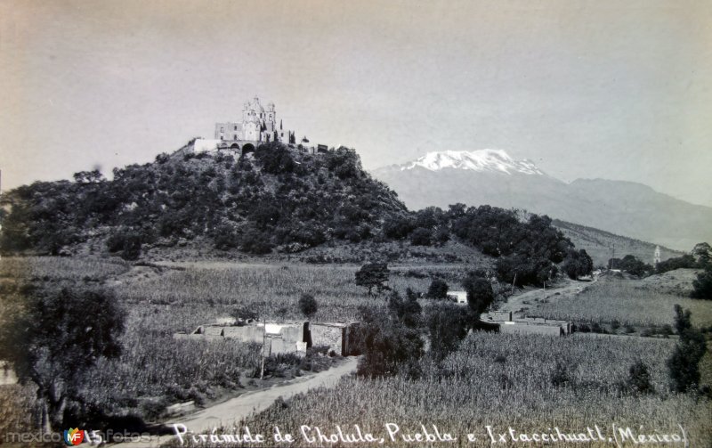 Piramide de Cholula y Volcan Ixtaccihuatl.