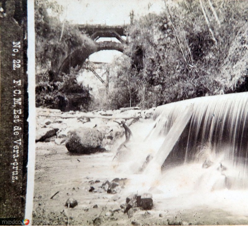 Una Cascada y puente del Ferrocarril Central Mexicano, por el Fotógrafo Abel Briquet