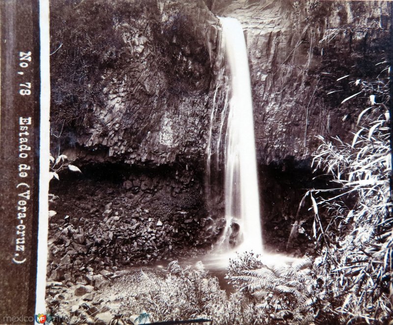 Una Cascada por el Fotógrafo Abel Briquet.