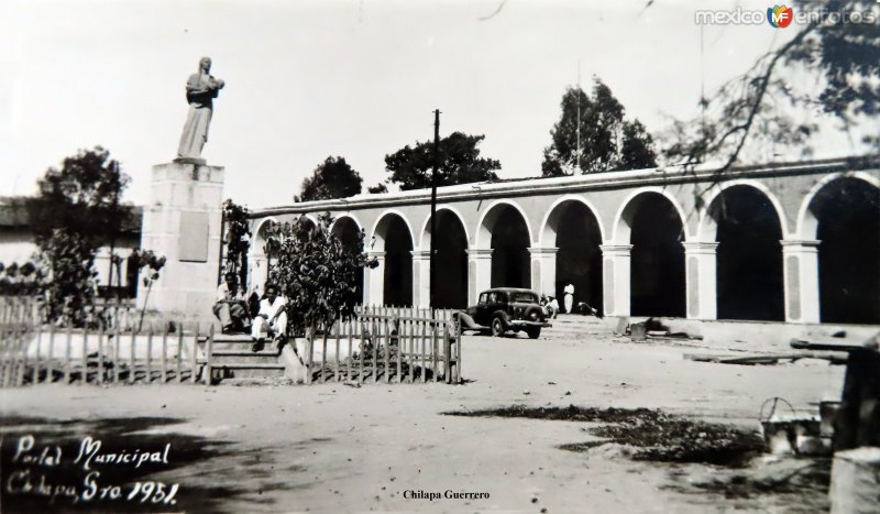 Fotos de Chilapa, Guerrero, México: Portal Municipal y Mto. a La Madre Chilapa Guerrero. ( Fechada  en 1951 ).