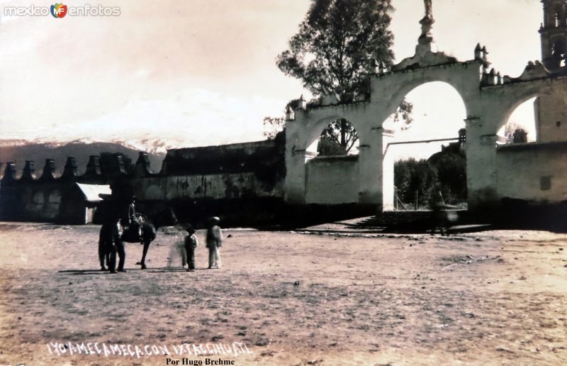 Amecameca con el Ixtaccihuatl por el Fotógrafos Hugo Brehme.