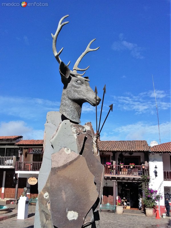 Escultura en la plaza principal.