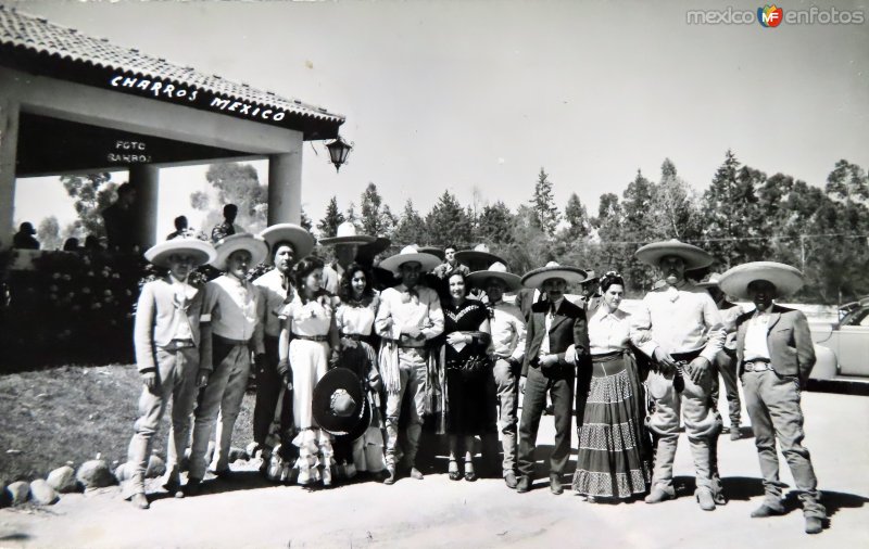 Tipos Mexicanos charros.( Circulada el 8 de Diciembre de 1955 ).