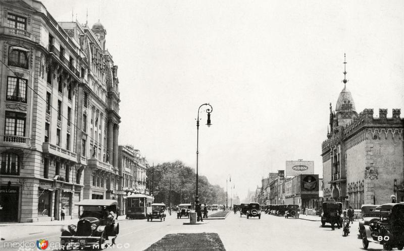 Avenida Juárez, Hotel Regis (izq.) y Museo Comercial (der.)