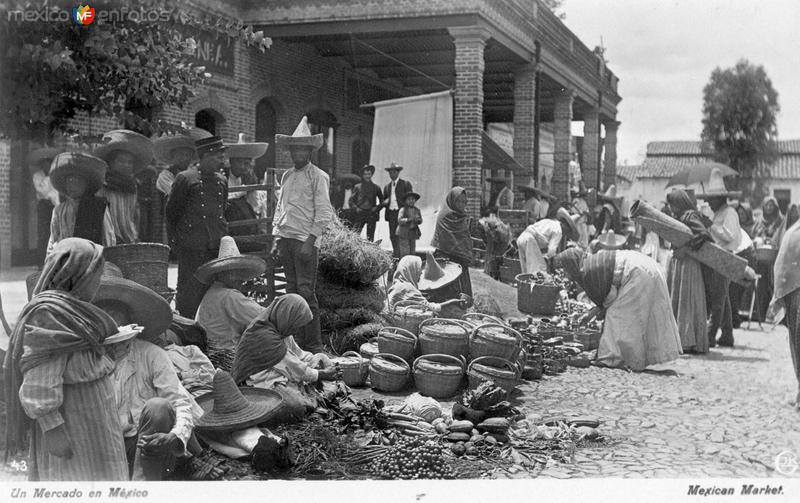 Mercado frente a la tienda de raya; hoy, Casa de la Cultura (circa 1910)