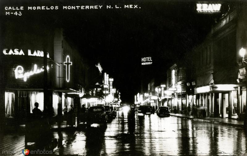 Calle Morelos, vista nocturna