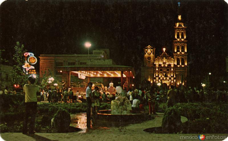 Plaza Zaragoza y Catedral de noche