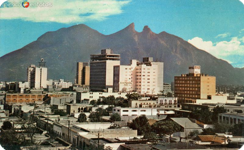 Vista del centro de Monterrey y Cerro de la Silla