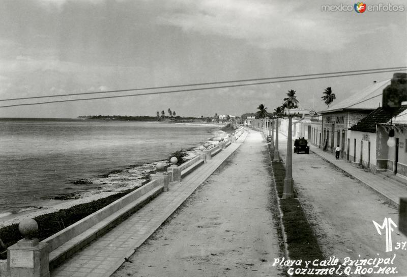 Playa y calle principal