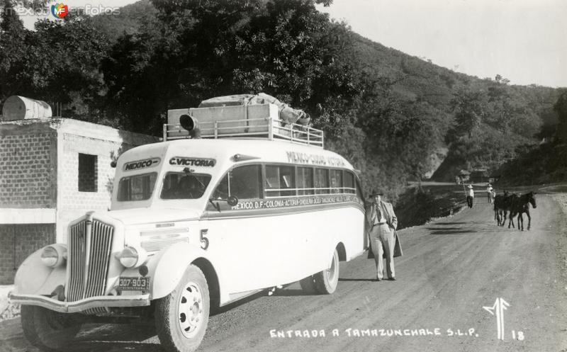 Autobús México - Ciudad Victoria, en la entrada a Tamazunchale (circa 1935)