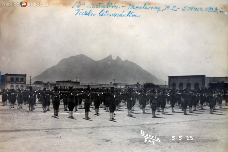 Tabla gimnastica del 13 batallon del ejercito Mexicano 5 de Mayo de 1923 Monterrey, Nuevo León