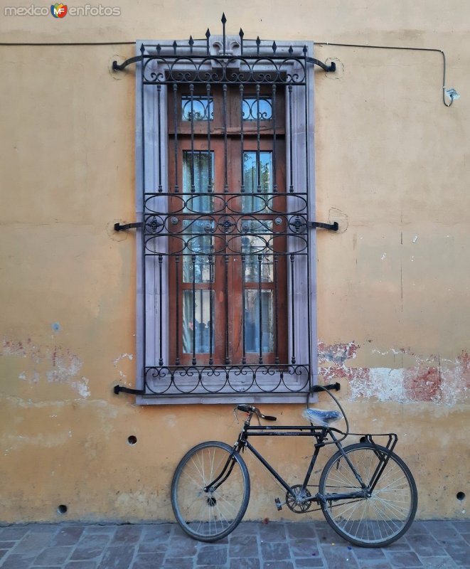 Ventana y bicicleta