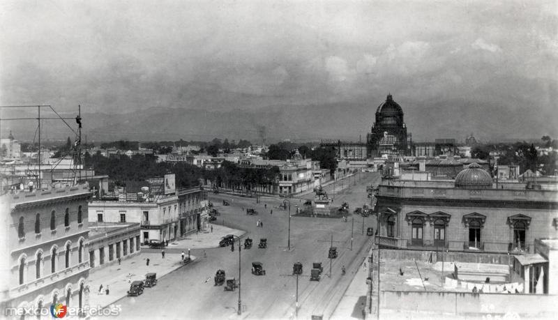 Vista de Avenida Juárez hacia el monumento a Carlos IV, con el Palacio Legislativo en construcción