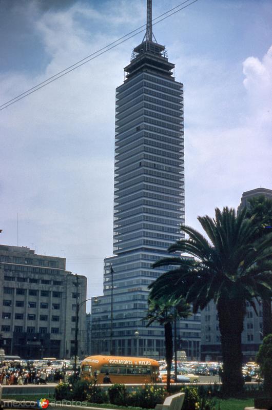 Torre Latinoamericana recién construida (circa 1955)