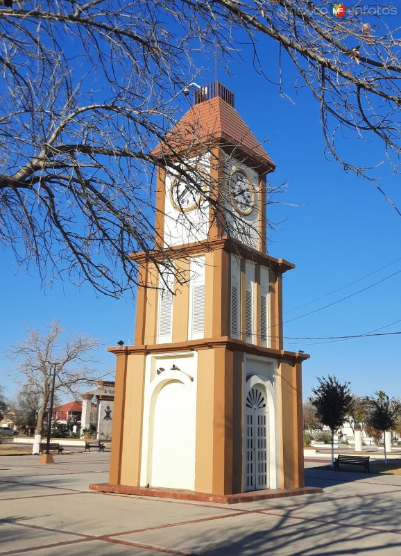 Reloj público en la Macroplaza