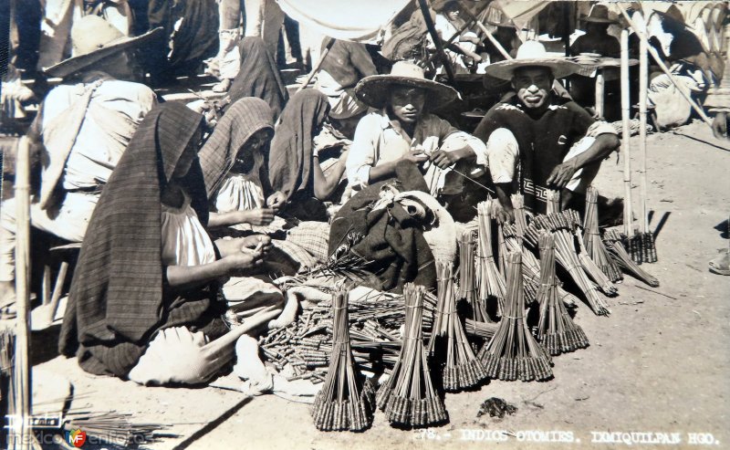 Tipos Mexicanos.Otomies vendedores de cohetes.