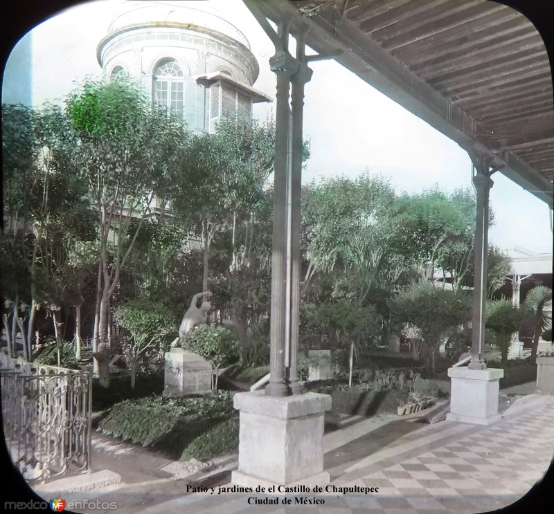 Patio y jardines de el Castillo de Chapultepec    Ciudad de México.